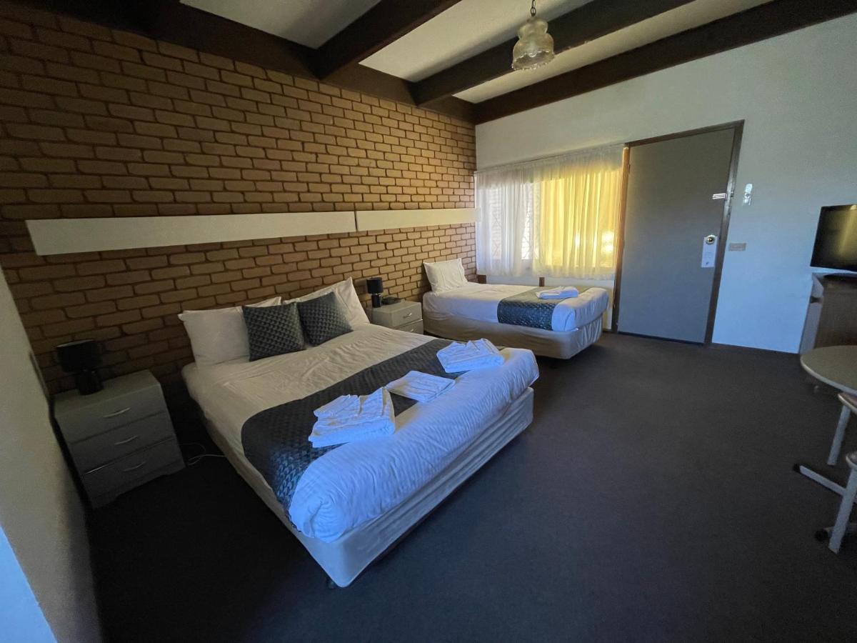 Shepparton Motor Inn Tudor House Motel Exterior photo