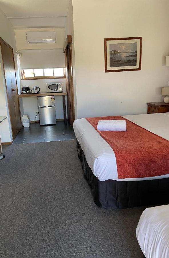 Shepparton Motor Inn Tudor House Motel Exterior photo