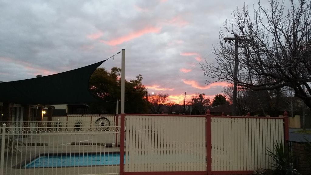 Shepparton Motor Inn Tudor House Motel Exterior photo